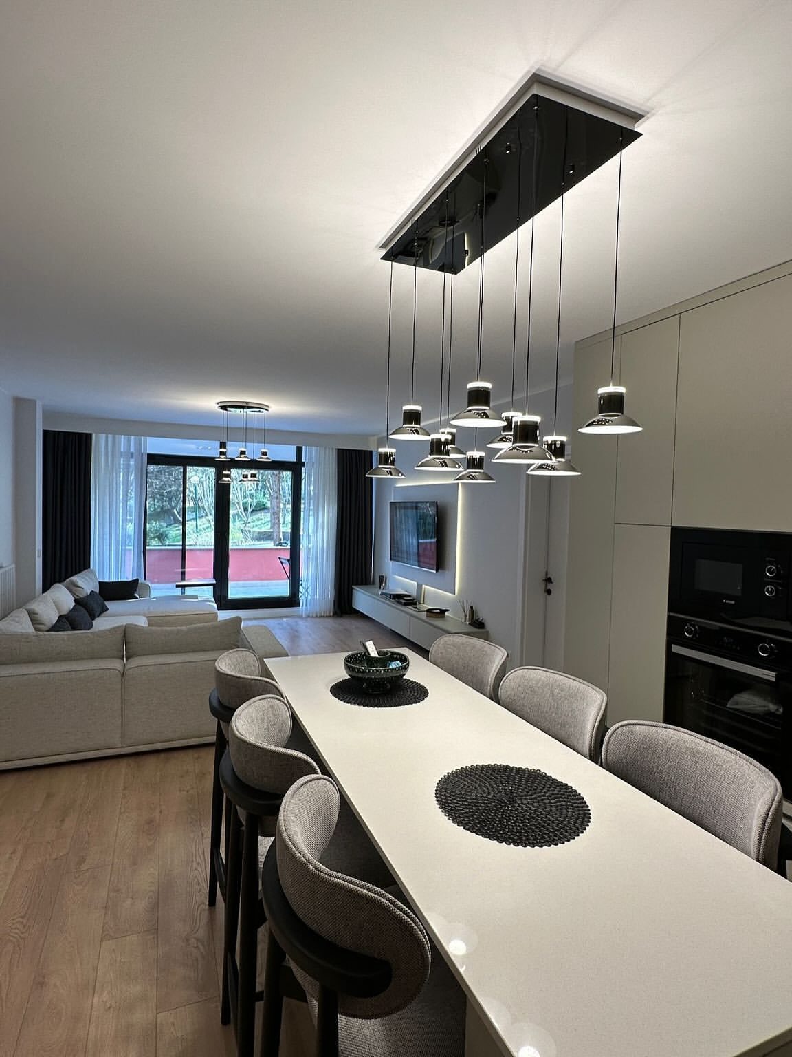 Mutfak adası ve salon, geniş açılı görünüm