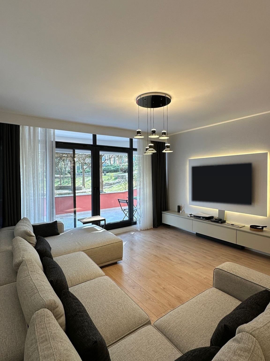 Oturma alanı, TV ünitesi ve balkon kapısı